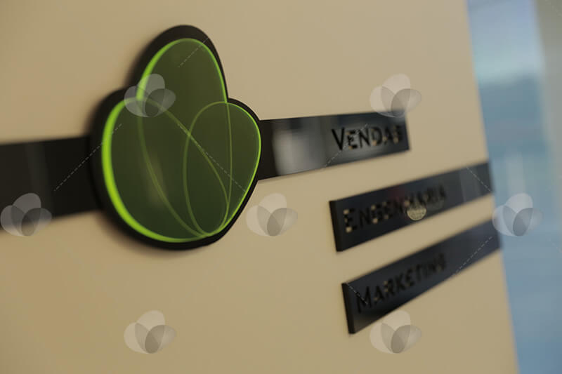 Placa de identificação de portas personalizada com corte a laser e relevo