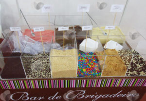 Bandeja tabuleiro para brigadeiro em acrílico com divisórias para servir o doce
