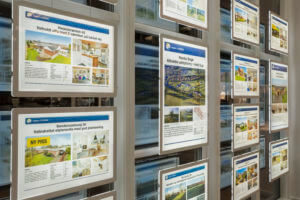 Painel de LED em acrílico da VitrineMedia para ser usado em fachadas e vitrines de lojas