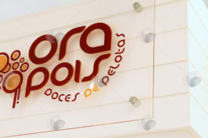 Fachada em acrílico cristal personalizada com letras recortadas a laser coloridas
