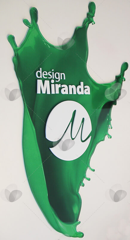 Produção gráfica no acrílico: placa com adesivagem espelhada imitando tinta verde
