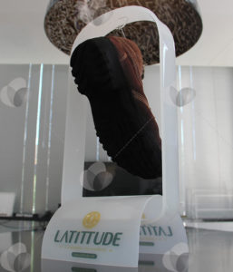 Expositor de calçados feito em acrílico leitoso e personalizado com impressão UV colorida
