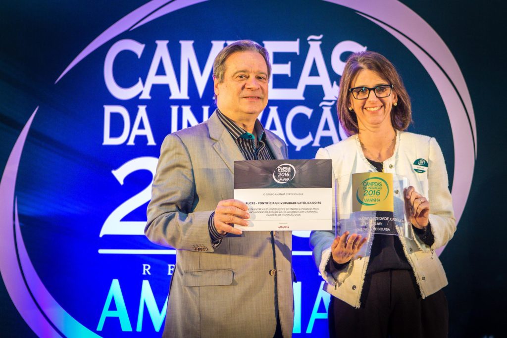 Troféus em acrílico fabricados para premiações da Revista Amanhã. Troféus em acrílico fabricados para premiações da Revista Amanhã.
