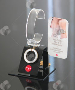 Expositor para relógios feito em acrílico para marca Technos, com espaço para expor jóias e personalizado com relevo.