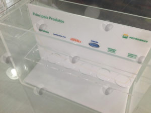 Expositor em acrílico com suporte para tubos de ensaio