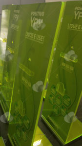 Totem expositor personalizado feito em acrílico verde translucido para Ypy Positivo