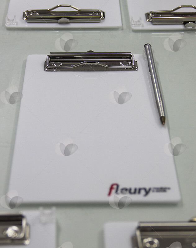 Prancheta em acrílico branco leitoso personalizada com serigrafia e com porta canetas