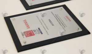 Placa de menção honrosa para premiação de empresas, feita em acrílico com placa sobreposta