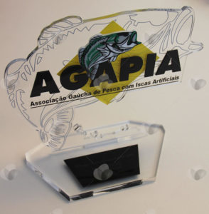 Troféu em acrílico personalizado para campeonato de pesca, com relevo, serigrafia e adesivagem.