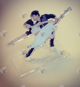 Troféu em acrílico cortado a laser e personalizado com adesivagem que reproduz casal dançando, desenvolvido para competição de dança