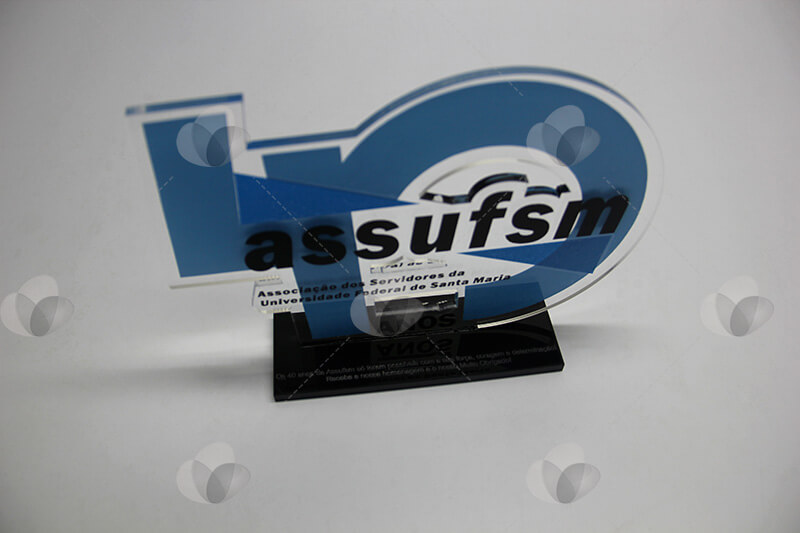Premiação para comemoração de aniversário da Assufsm, fabricada em acrílico cristal e personalizada com adesivagem espelhada nas cores azul e preto