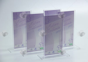 Premiações no modelo "T" fabricadas em acrílico e personalizadas com adesivagem com cor predominante lilás para homenagear mulheres