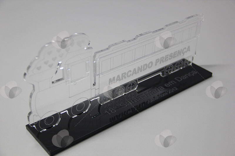 Troféu em acrílico ilustrando um trem recortado a laser e com base preta personalizada com gravação a laser