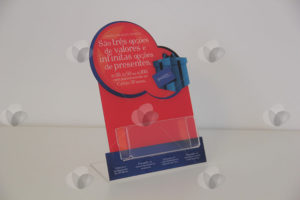 Porta folders em acrílico personalizado com adesivagem nas cores vermelha e azul