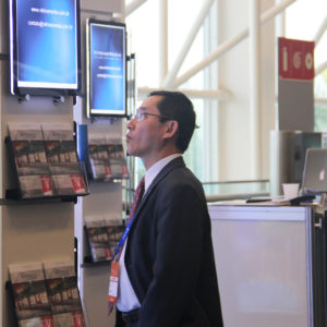 Porta folder instalado em totem de evento