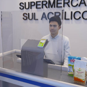 Escudo de proteção para caixa de supermercado